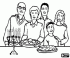 Família en la celebració del Hanukà amb el canelobre de nou braços hannukia i els aliments típics de la festa, levivot i sufgainot