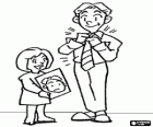 Pare es nua la corbata mentre la seva filla li regala un dibuix amb el seu retrat fet per ella mateixa