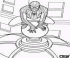 Spiderman, l'home aranya, a la gatzoneta sobre el remat de la cúpula d'un edifici