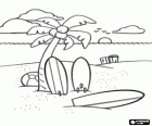 Planxes de surf sota una palmera a la sorra de la platja a l'estiu