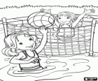 Holly Hobbie i amics, dues noies jugant a voleibol a la piscina