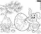 Tot a punt per a l'arribada de la Pasqua, un conill pinta un ou de Pasqua