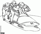 Els quatre membres de l'equip empenyent el bobsleigh