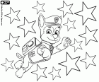 El salt del gos Chase cap a les estrelles. Un personatge de Paw Patrol en temps de Nadal