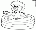 El nen prenent un bany en una petita piscina inflable