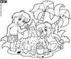 Els jocs amb la sorra de la platja, una activitat que gaudeixen tant els nens petits com els joves. Nens construint un castell de sorra